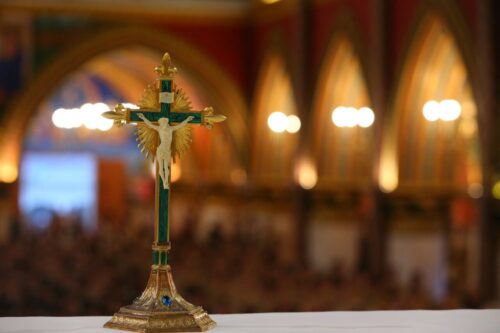Por que em nem todas as igrejas há uma cruz no centro da mesa do altar? - Jornal O São Paulo
