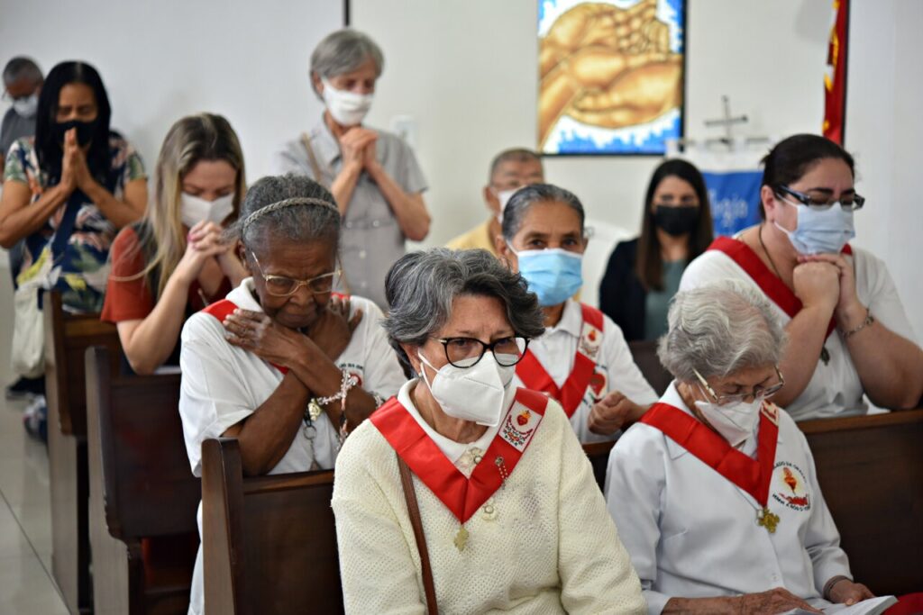 ‘Sagrado Coração de Jesus, fazei o nosso coração semelhante ao vosso’, pedem os padres e todo o povo - Jornal O São Paulo
