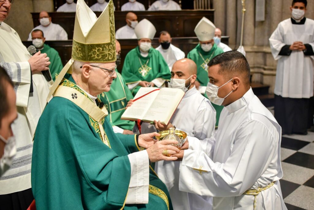 Cardeal Scherer abre o mês vocacional conferindo os ministérios de leitor e acólito - Jornal O São Paulo