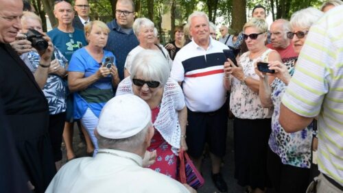 Francisco tem breve encontro com idosos, dependentes químicos e doentes com HIV/AIDS - Jornal O São Paulo