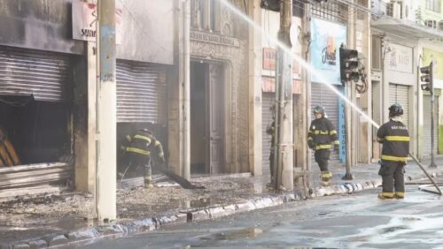 Incêndio atinge prédios e igreja ortodoxa histórica no centro de São Paulo