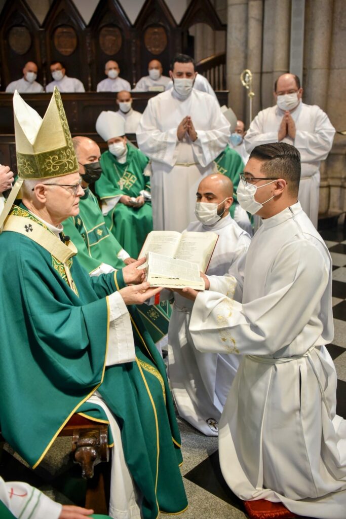 Cardeal Scherer abre o mês vocacional conferindo os ministérios de leitor e acólito - Jornal O São Paulo