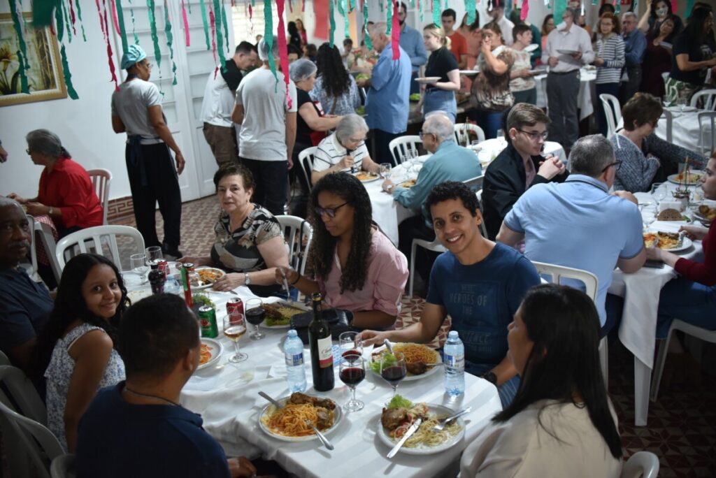 Fé, alegria e macarronada à mesa: um domingo diferente no Seminário de Filosofia - Jornal O São Paulo