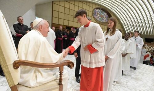O Papa aos coroinhas da França: servir a Igreja é uma bela aventura - Jornal O São Paulo