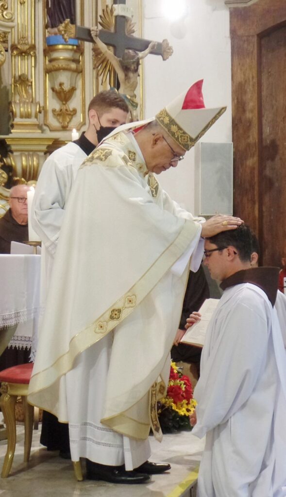 Com a missão de zelar pela Palavra e cuidar da mesa dos Pobres, Frei Gabriel é ordenado diácono - Jornal O São Paulo