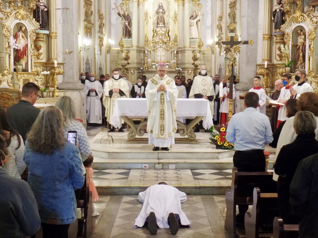 Com a missão de zelar pela Palavra e cuidar da mesa dos Pobres, Frei Gabriel é ordenado diácono - Jornal O São Paulo