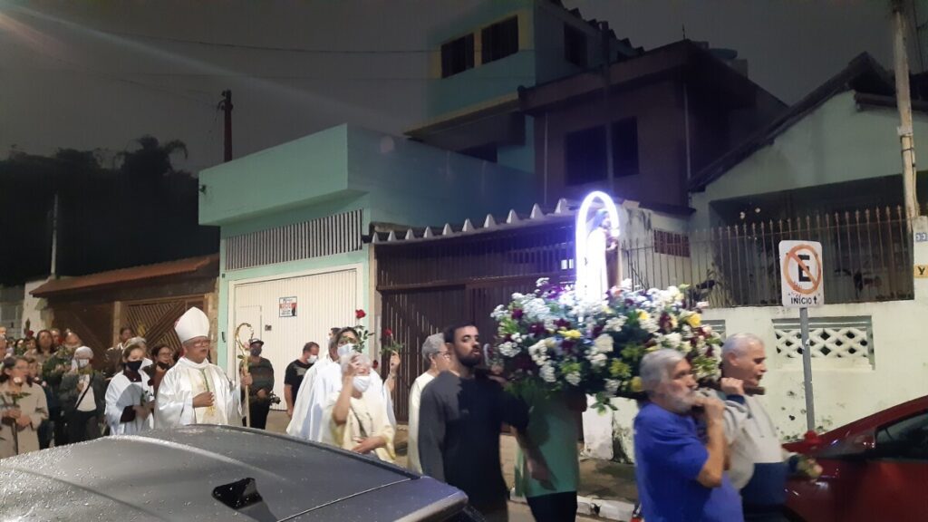 Dom Carlos Silva preside missa e participa da festa de Santa Teresinha - Jornal O São Paulo