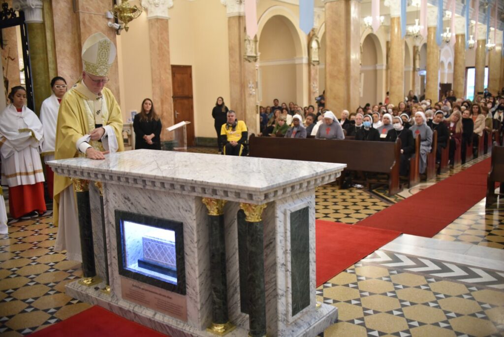 Cardeal Scherer dedica Igreja Nossa Senhora do Rosário de Pompeia e seu novo altar - Jornal O São Paulo