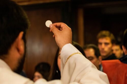 Por que quem não se casou na Igreja é proibido de comungar? - Jornal O São Paulo