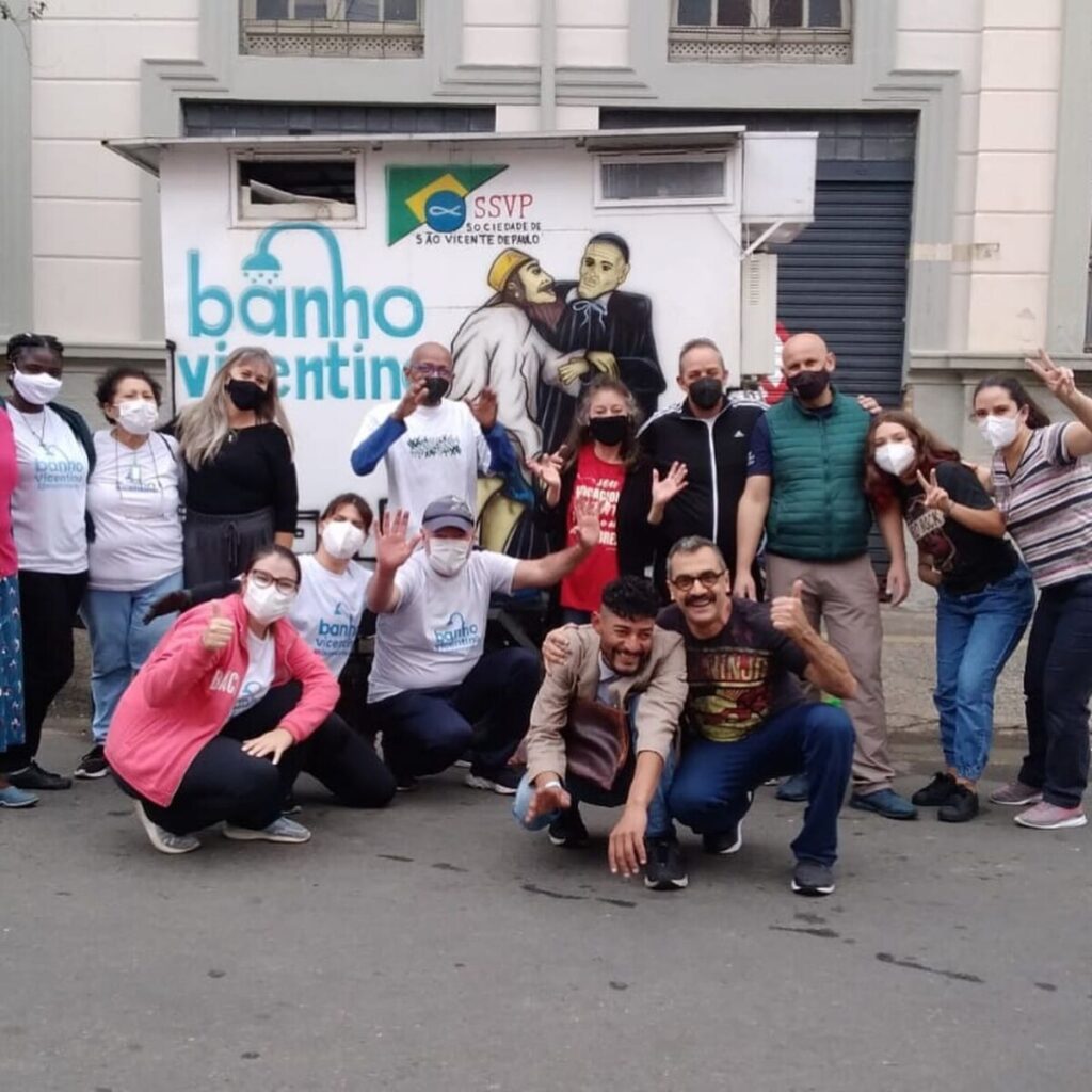 ‘Banho Vicentino’ e Liceu Sagrado Coração de Jesus fazem ações sociais permanentes na região da ‘Cracolândia’ - Jornal O São Paulo