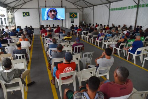 Pessoas em situação de rua assistem ao novo documentário sobre Santa Teresa de Calcutá - Jornal O São Paulo