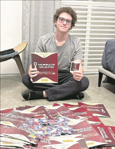 Allan, 15 anos, o idealizador do Figurinha para Todos - Jornal O São Paulo