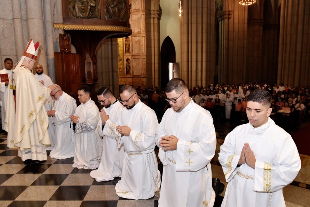Cardeal Scherer ordena 7 diáconos para servir à Igreja - Jornal O São Paulo