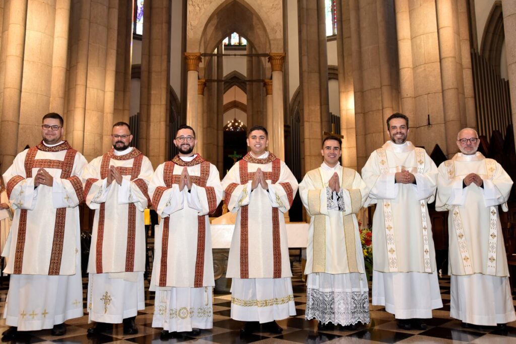 Cardeal Scherer ordena 7 diáconos para servir à Igreja - Jornal O São Paulo