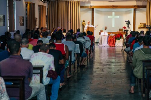 ‘Ele se esvaziou de sua glória por cada um de nós’, diz Dom Odilo no Natal do Arsenal da Esperança - Jornal O São Paulo