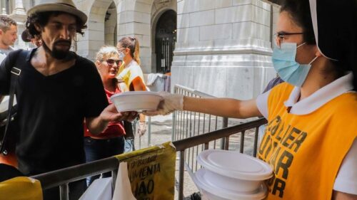 Vereador proponente do projeto de lei que dificultaria a doação de alimentos aos mais pobres retira proposta da pauta da Câmara - Jornal O São Paulo