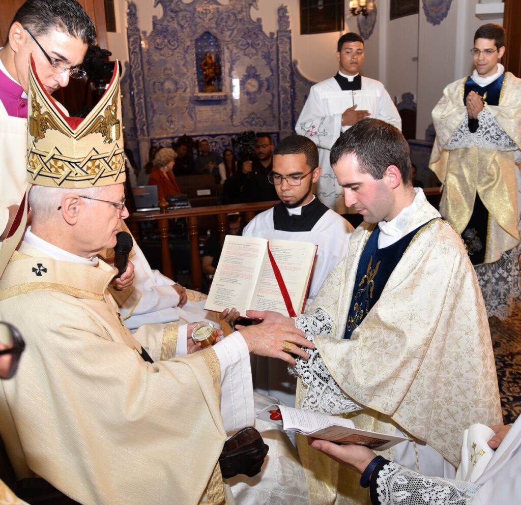 Cardeal Scherer ordena dois novos padres para a Arquidiocese de São Paulo