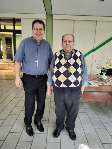 Dom Ângelo saúda o Padre Ubaldo Steri pelos 60 anos de sacerdócio - Jornal O São Paulo