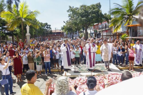 Dom Carlos Silva, padres e fiéis participam da Via-Sacra Regional - Jornal O São Paulo