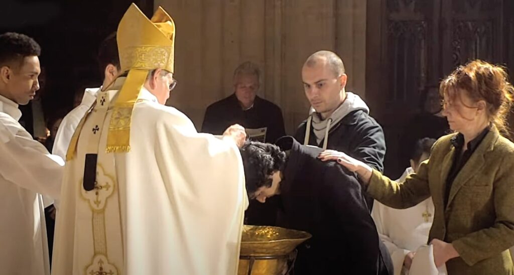 Na França, mais de 5 mil adultos são batizados - Jornal O São Paulo