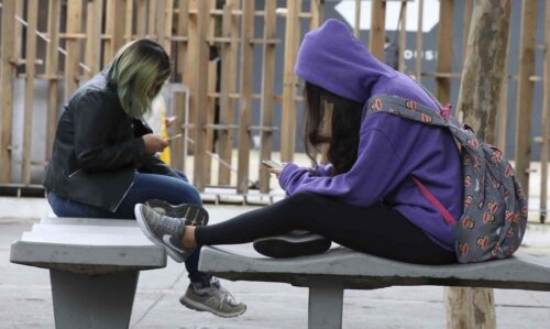 Senado aprova restrição do uso de celulares por estudantes em escolas - Jornal O São Paulo