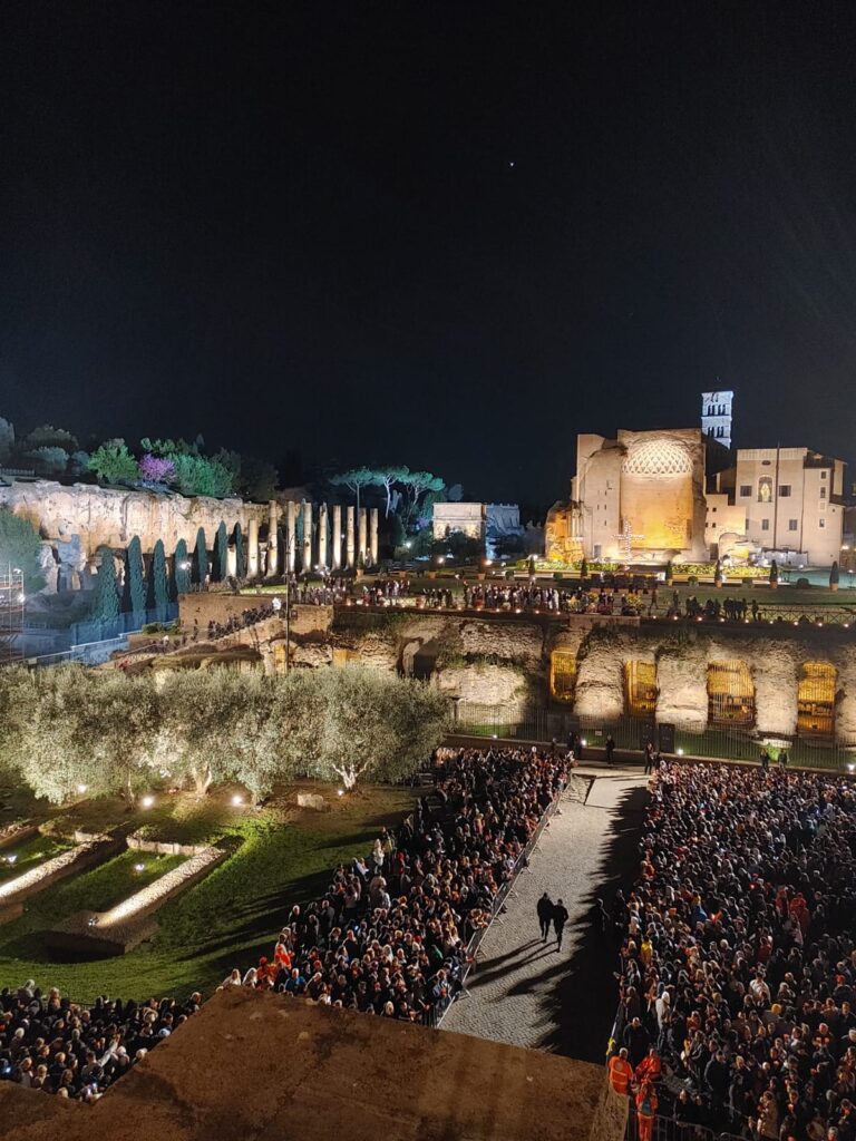 Na Via-Sacra no Coliseu de Roma, 20 mil pessoas fazem ecoar os pedidos pela paz no mundo - Jornal O São Paulo