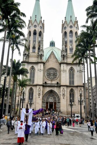 Em procissão, fiéis recordam a morte de Jesus e suas últimas palavras na cruz - Jornal O São Paulo