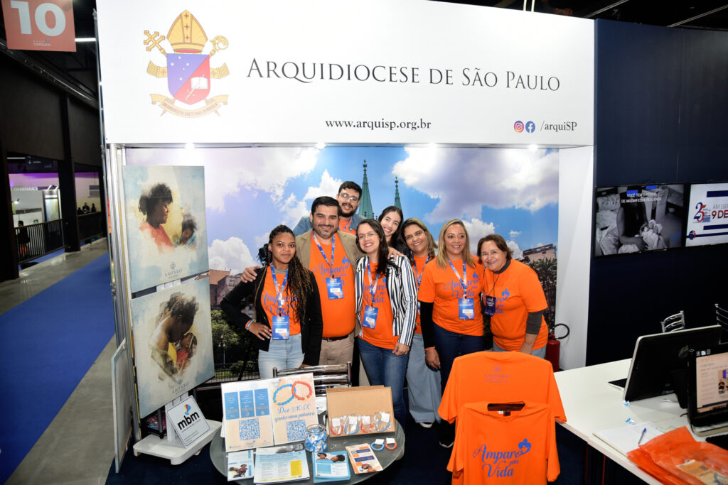 Comunicadores fazem experiência de imersão no estande da Arquidiocese de São Paulo