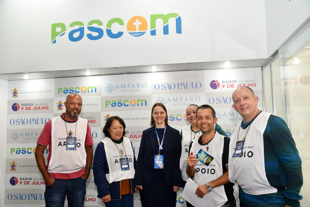 Comunicadores fazem experiência de imersão no estande da Arquidiocese de São Paulo