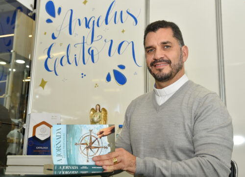 Sacerdotes e bispos lançam livros com variadas temáticas na ExpoCatólica - Jornal O São Paulo