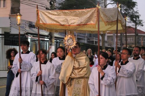 Celebração de Corpus Christi leva centenas de fiéis às ruas da Vila Moraes - Jornal O São Paulo