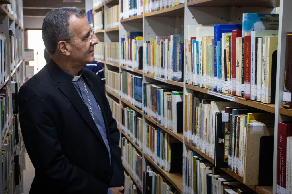 Dom Carlos Lema Garcia realiza visita à FAPCOM - Jornal O São Paulo