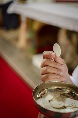 Quem é agressivo pode ser ministro extraordinário da Sagrada Comunhão? - Jornal O São Paulo