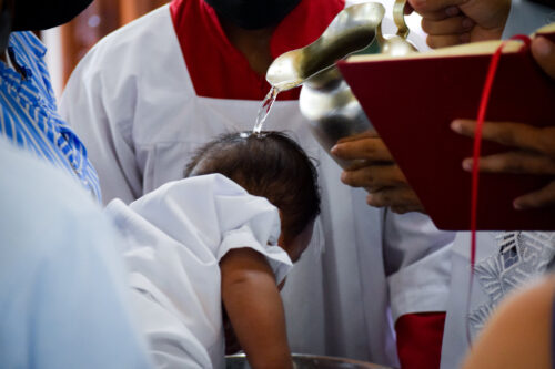 Um adolescente pode ser padrinho de Batismo se não for crismado? - Jornal O São Paulo
