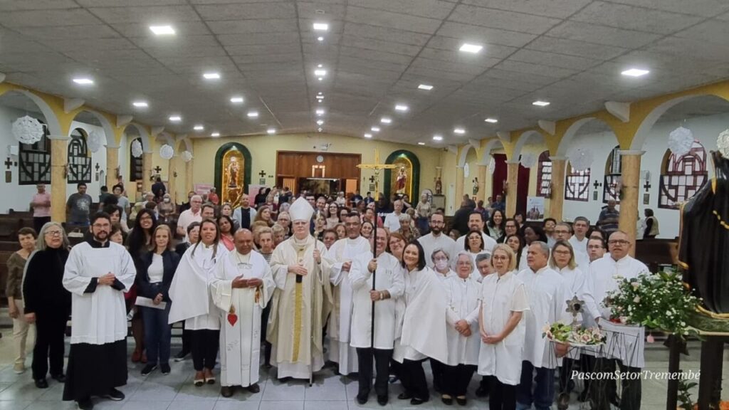 Dom Odilo abençoa altar no jubileu de 40 anos da Paróquia Santa Rosa de Lima - Jornal O São Paulo