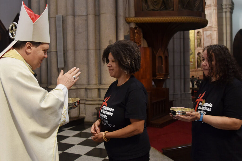 Fiéis rezam pelos cristãos perseguidos em missa na Catedral da Sé - Jornal O São Paulo