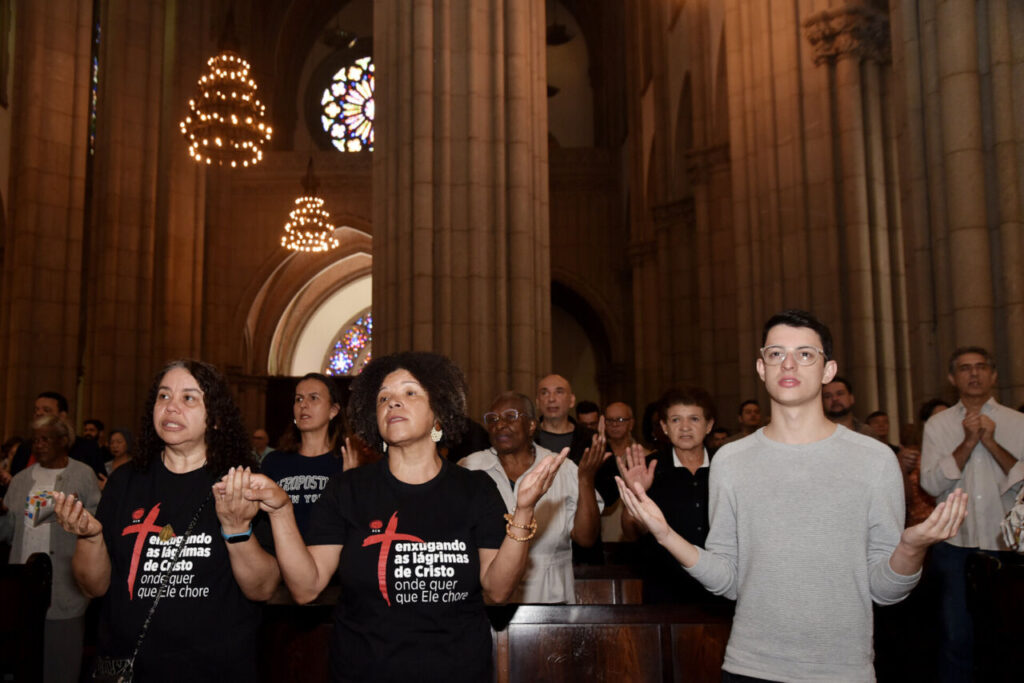 Fiéis rezam pelos cristãos perseguidos em missa na Catedral da Sé - Jornal O São Paulo