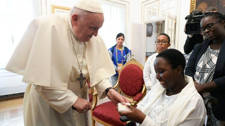 Na Nunciatura, Francisco abençoa idosa de 106 anos e jovem enferma - Jornal O São Paulo