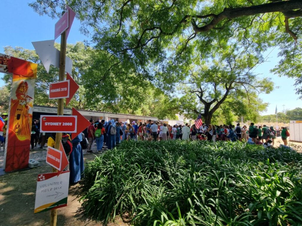 JMJ: Jovens da Comunidade Canto de Maria visitam a Cidade da Alegria - Jornal O São Paulo