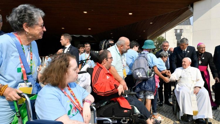 Papa reza o Terço com jovens enfermos no Santuário de Fátima - Jornal O São Paulo