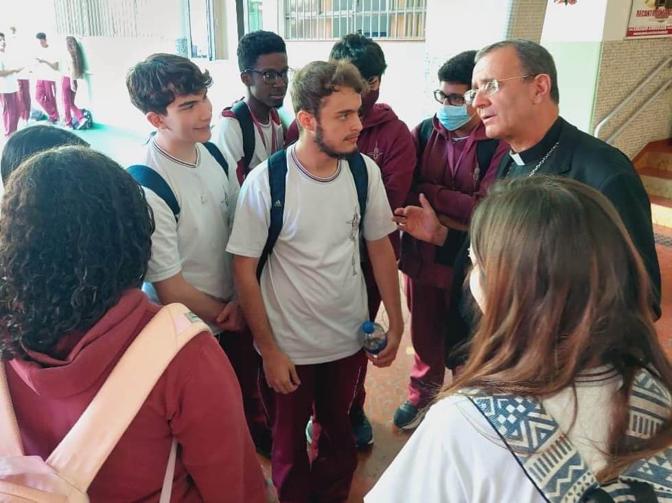 Dom Carlos Lema Garcia faz visita pastoral ao Colégio Consolata - Jornal O São Paulo