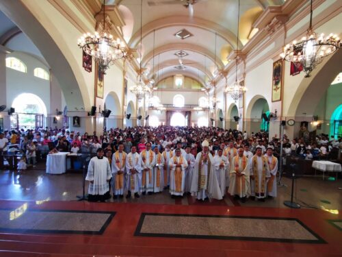 Nas Filipinas, mais de 500 crianças são batizadas em uma missa - Jornal O São Paulo