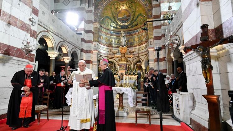 Em Marselha, Papa exorta a sacerdotes e consagrados: ‘Que os feridos da vida encontrem um porto seguro no vosso olhar’ - Jornal O São Paulo