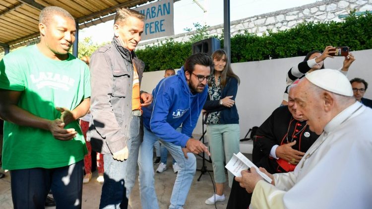 Papa Francisco se encontra com pessoas em dificuldade financeira - Jornal O São Paulo