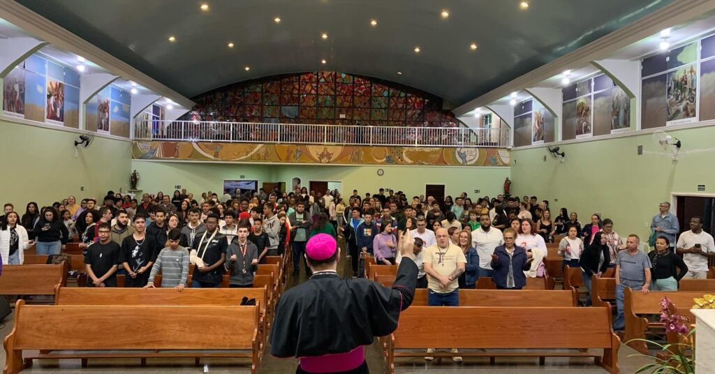 Dom Cícero tem encontro com 400 jovens na Região Belém - Jornal O São Paulo