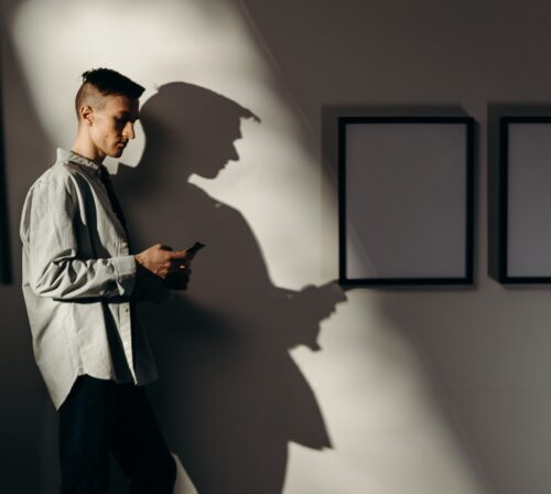 Um problema diante das telas: a dependência digital - Jornal O São Paulo