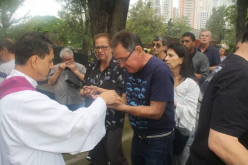 No Dia de Finados, fiéis participam de missas no Cemitério da Lapa - Jornal O São Paulo