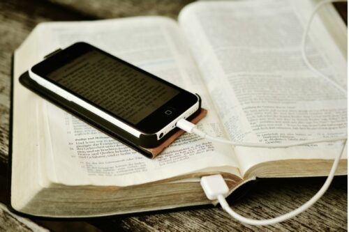 Finlândia: Deputada é absolvida de crime de ódio por citar a Bíblia em rede social - Jornal O São Paulo