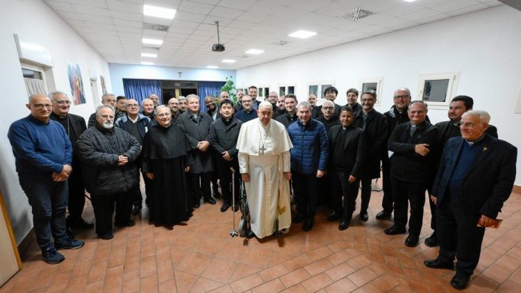 Papa na periferia de Roma, o encontro com os sacerdotes e o abraço às famílias sem-teto - Jornal O São Paulo