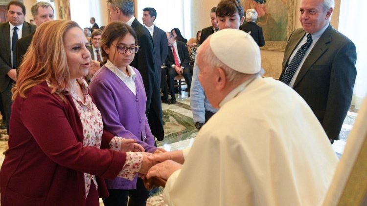 Papa destaca o papel dos pais na formação dos filhos e a primazia educativa da família - Jornal O São Paulo